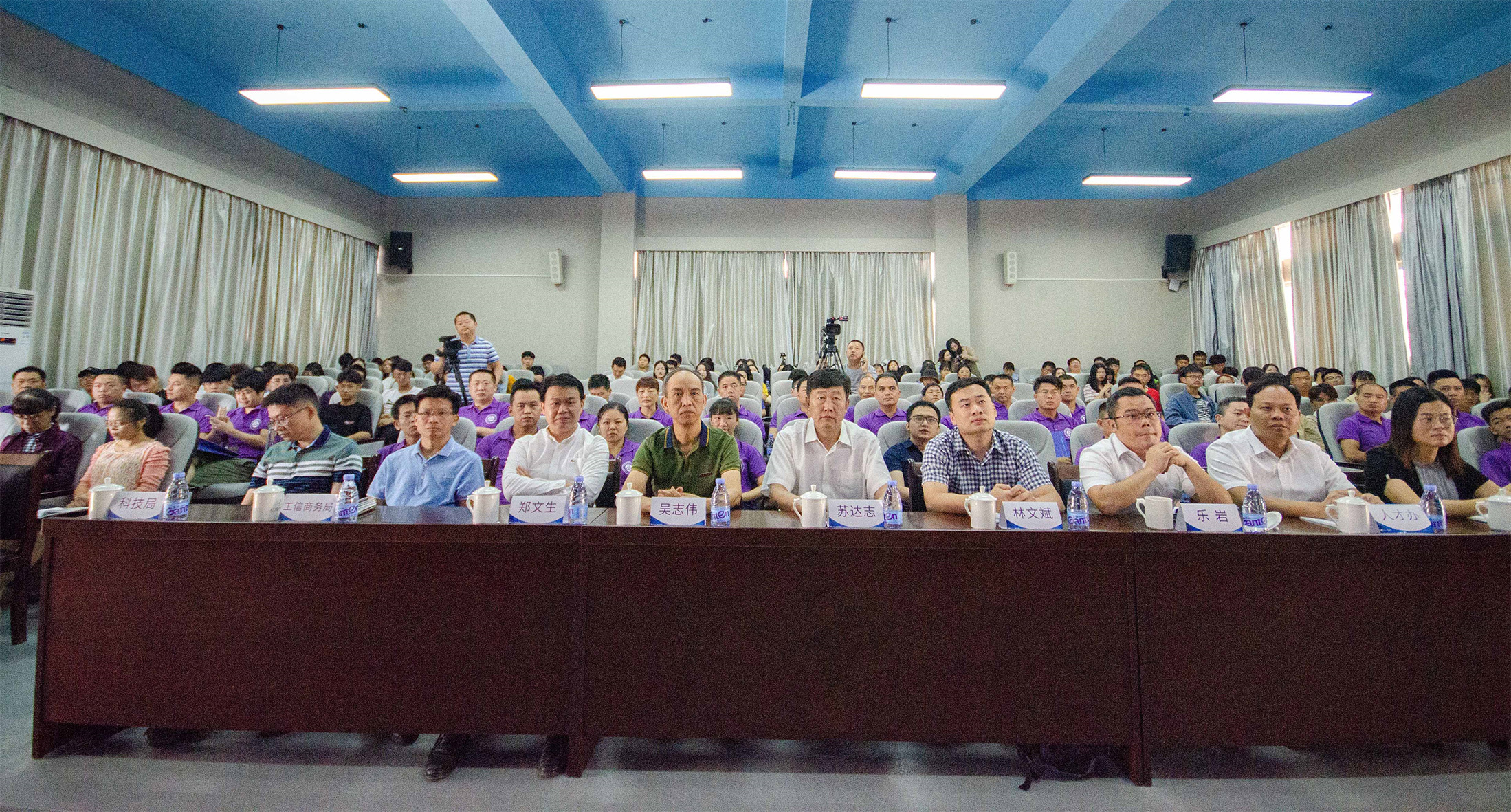 1569832035338046798.jpg 领导和嘉宾2.jpg