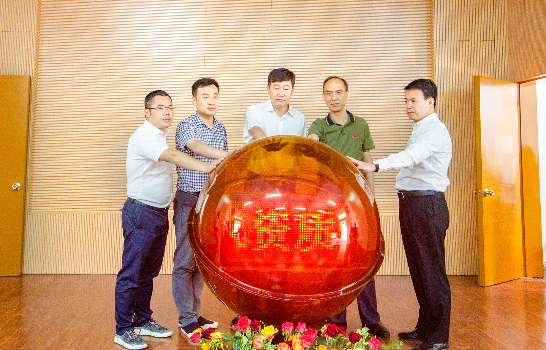 1569832251349032282.jpg 领导及嘉宾共同触按“新时代职业经理人资质培训与评价初级研修班”启动球.jpg